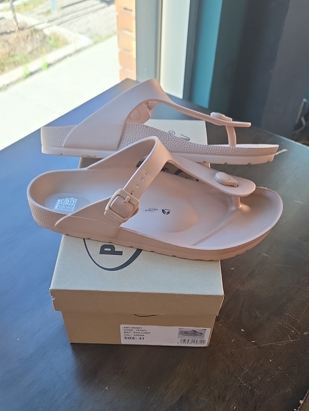 Plakton Size 10 Women’s Casual Thong Sandals in Beige NEW In Box